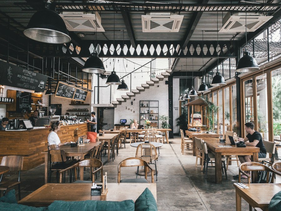 Restaurante preparado para receber clientes